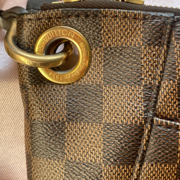 Louis Vuitton Crossbody - Picture 4 of 15